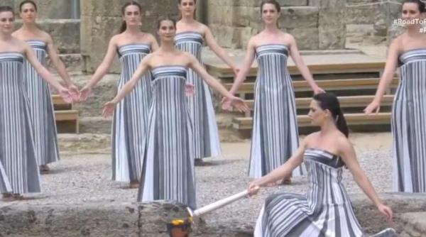 flacara olimpica a fost aprinsa in olympia torta va fi plimbata prin grecia timp de 11 zile