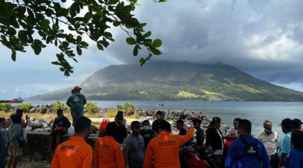 alerta de tsunami in indonezia autoritatile intervin dupa ce vulcanul ruang a erupt foto