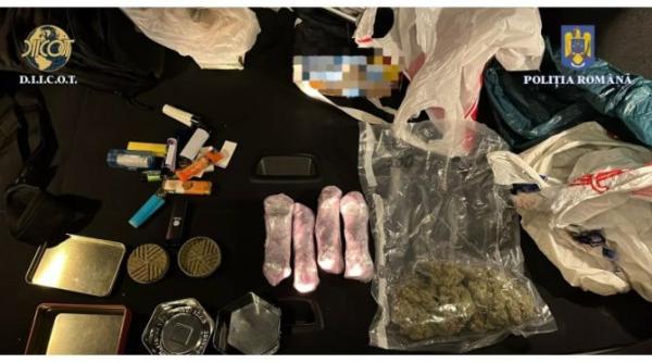 cinci persoane retinute pentru trafic de droguri de risc si mare risc la tecuci au fost ridicate sute de comprimate de ecstasy si 1 000 de grame de canabis