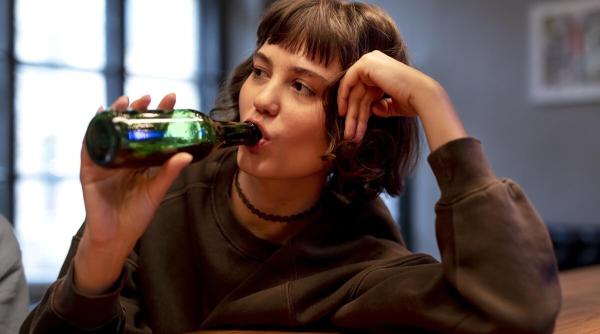 cum punem alcoolul pe masa discutiilor cu copiii adolescentii romani in pericol