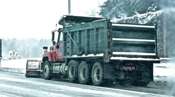 se circula in conditii de iarna pe dn 18 in pasul prislop din muntii rodnei maramures zapada de 10 centimetri