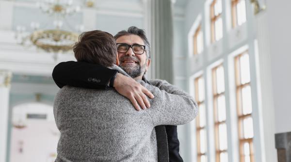 un studiu confirma imbratisarile alina durerea si combat anxietatea si depresia