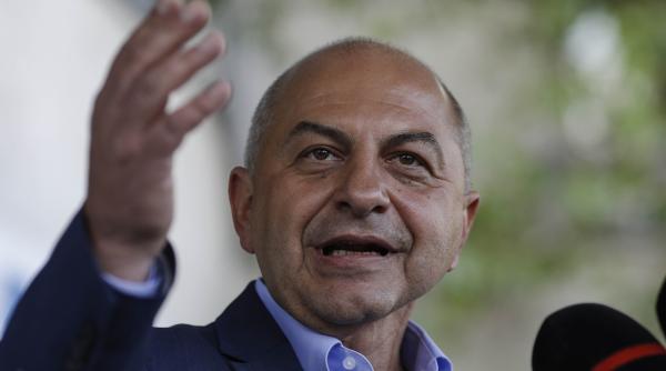 catalin cirstoiu conferinta de presa in fata spitalului universitar