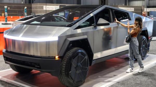 tesla recheama in service mii de modele cybertruck acceleratia se blocheaza cand i am dat drumul la frana a pornit din nou cu acceleratia la maxim video