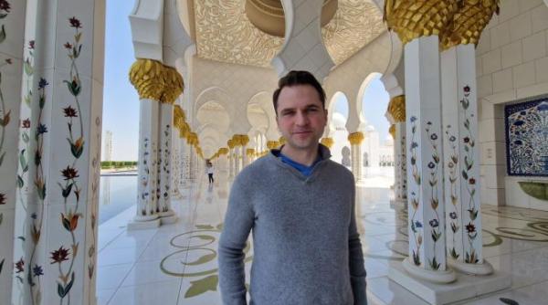 cu ce se intoarce ministrul sebastian burduja din doha si abu dhabi un gigant al lumii intra pe piata romaneasca in romania nu s a mai facut niciodata