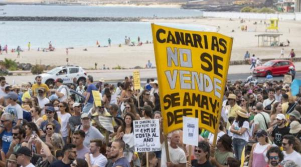 mii de oameni au iesit in strada in insulele canare protest impotriva turismului regiunea nu este de vanzare