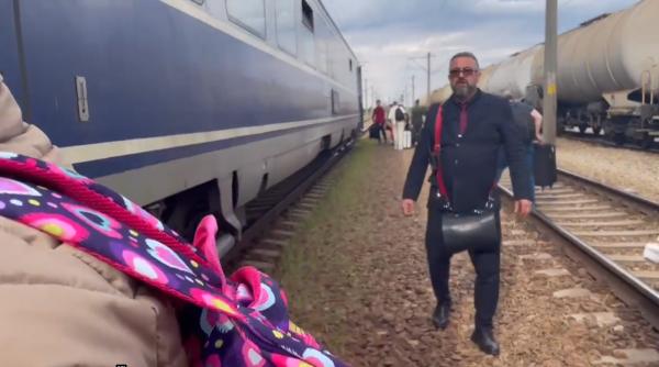 tren cfr cu pasageri plin de fum nu mai aveam aer dar controlorii tipau sa ramanem in tren