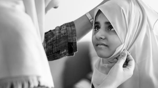 controale stricte ale politiei in cazul femeilor din iran care nu respecta portul valului presedintele raisi nu tine doar de religie ci este o obligatie politica