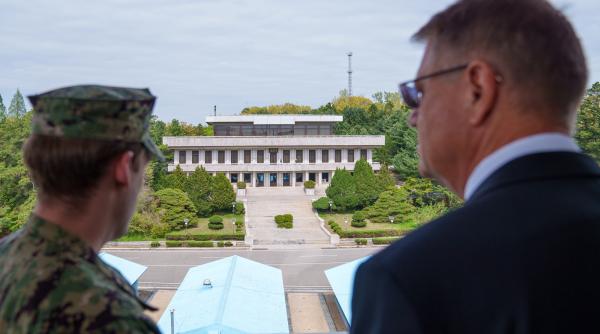 imaginile zilei cu presedintele klaus iohannis in zona demilitarizata dintre coreea de nord si coreea de sud galerie foto