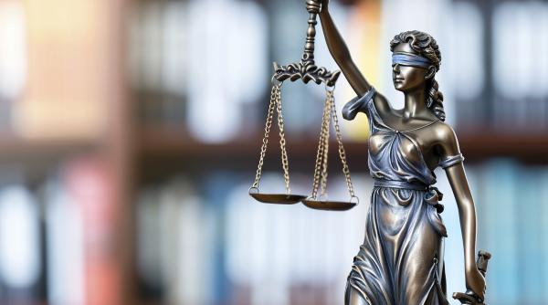 persoane acuzate de camatarie si confiscare de locuinte trimise in judecata