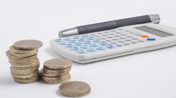 salariu minim mai mare decat cel minim pe economie si sase salarii compensatorii pentru toti angajatii din banci acordul parafat miercuri cu sindicatele