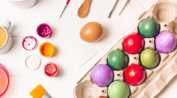 cum vopsiti ouale de paste in culori vibrante