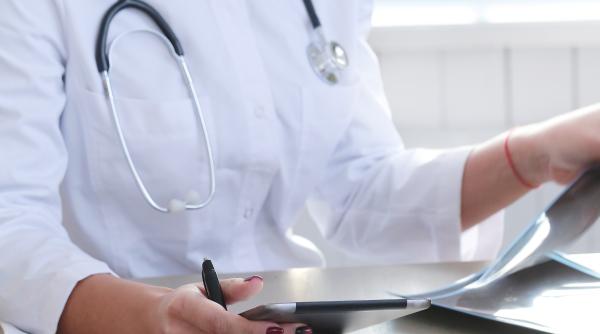 mita de peste 280 de ori intr o luna fosta sefa a sectiei de oncologie de la spitalul judetean suceava condamnata la doi ani si jumatate de inchisoare cu suspendare