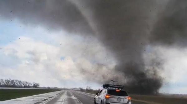 centrul statelor unite lovit de zeci de tornade zeci de cladiri au fost distruse video