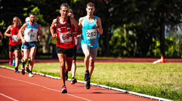 un medic si triatlonist in varsta de 83 de ani si a transformat sanatatea la 40 de ani el ne impartaseste cele 4 principii cheie ale dietei sale