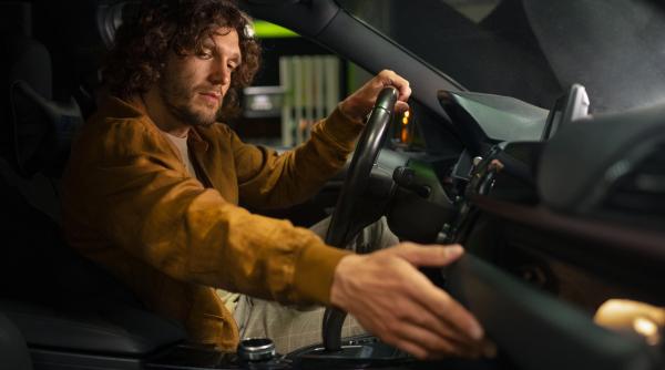 sofer baut prins de politisti conducand cu 143 de km h