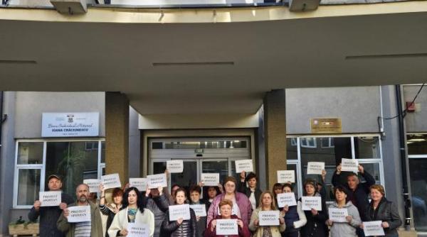 o noua zi de proteste spontane la registrul comertului ne obliga sa protestam pana la solutionarea revendicarilor video