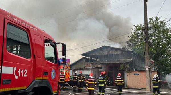 incendiu la o hala de depozitare de langa bucuresti se intervine cu 8 autospeciale