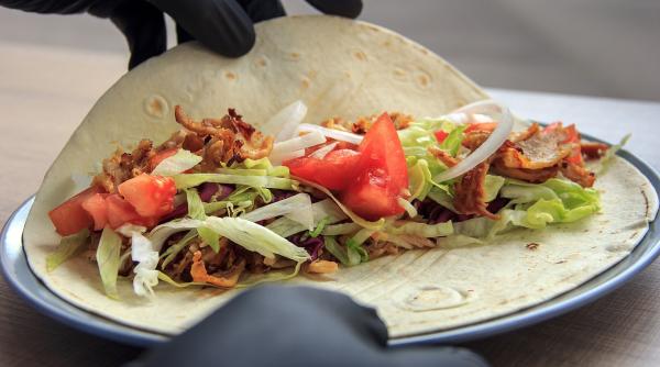 pretul kebabului a explodat in germania nemtii cer plafonarea si subventii cat costa in romania preparatul