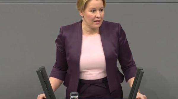 senatoare din berlin atacata intr o biblioteca serie de agresiuni impotriva politicienilor din germania