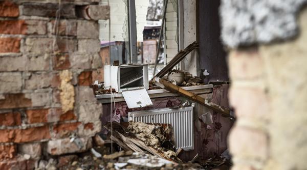 tinerii ucraineni aduc la viata un sat ras de artileria ruseasca cum au construit un centru de tineret intr o biblioteca distrusa video