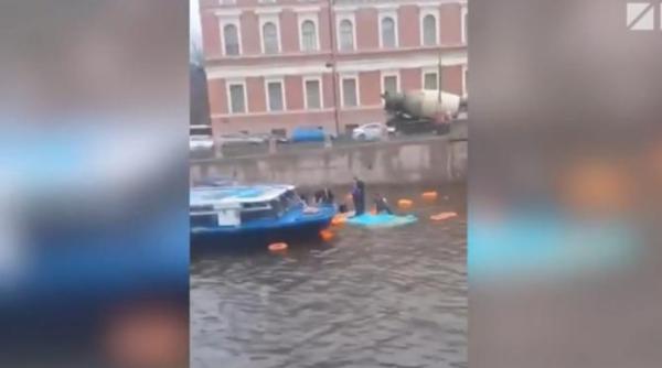 un autobuz plin cu psageri a cazut in raul moika