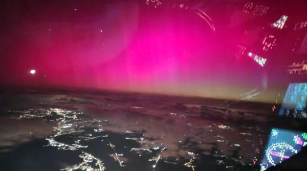 aurora boreala fotografiata in romania dintr un avion aflat la 5000 de metri inaltime