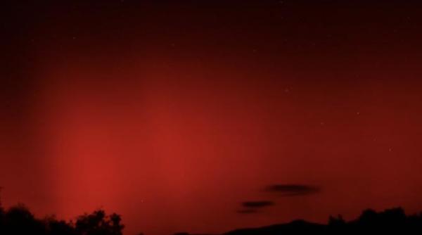 de ce s a vazut aurora boreala in romania legatura cu eruptiile solare e ca atunci cand vezi muntii din bucuresti