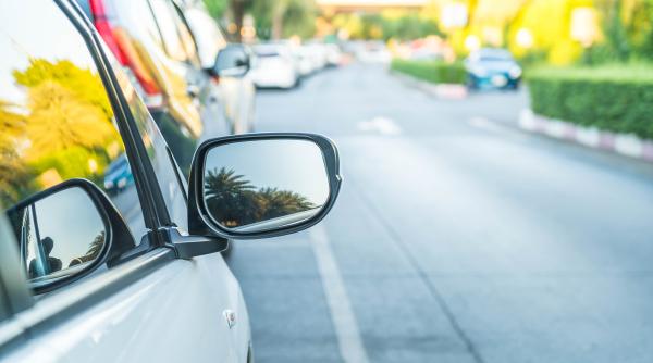 merita sa iti asumi riscul de ce este important sa respecti aprinderea farurilor in trafic titi aur este mai greu de vazut