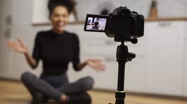 politici de reglementare a activitatii influencerilor cerute la o reuniune a consiliului european