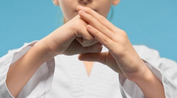 un etnic roman din ucraina a castigat aurul mondial la karate la doar 9 ani