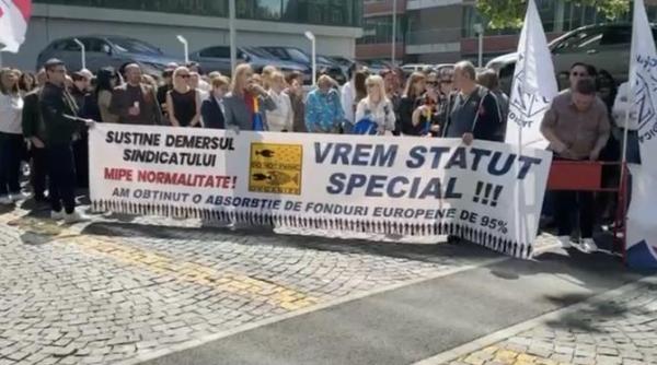 lazea economistul sef al bnr cei care cer salarii facilitati la ce se asteapta spera ei ca la anul nota de plata va fi achitata de altii