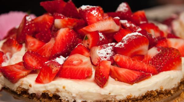 tarta cu crema de vanilie si capsune prajitura senzationala pe care nu o poti refuza noteaza ti reteta