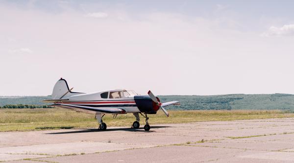 un avion an 2 prabusit la buzau militarii il foloseau pentru executarea unor salturi cu parasuta