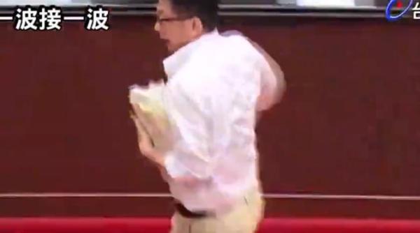 un parlamentar din taiwan fura o propunere de lege o considera minge de fotbal american si fuge cu ea de paza touchdown