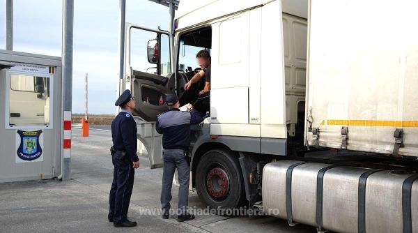 asiatici ascunsi intr un tir cu hartie gasiti la granita voiau sa ajunga in germania