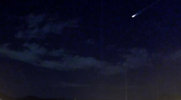 cerul spaniei luminat de un spectacol de meteori video