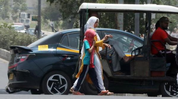 autoritatile din capitala indiana au inchis scolile din cauza caldurii toride 47 4 grade celsius in delhi foto