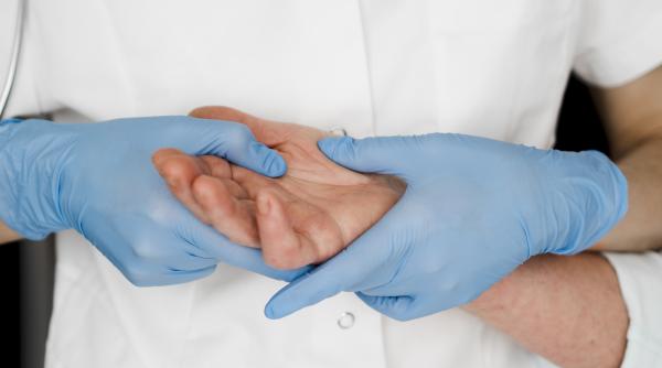 afectiunile care se pot ascunde in spatele mainilor amortite cand trebuie sa iti faci griji