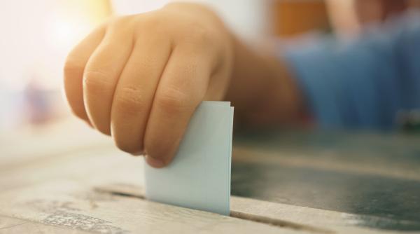 singurul candidat la primaria capitalei care face campanie mugur ciuvica ce voturi o sa ia si le merita