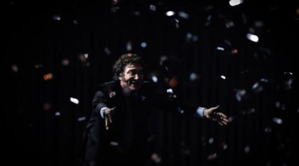 presedintele argentinei javier milei a facut show pe muzica rock la lansarea noii sale carti