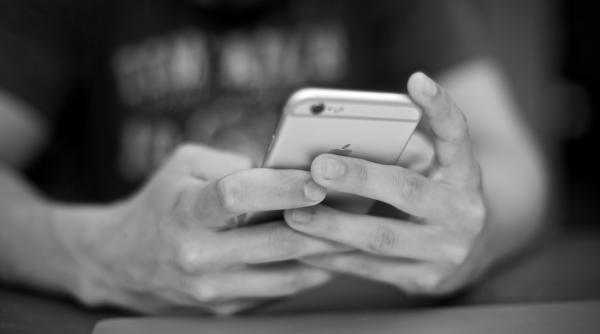 un tanar si a ucis toata familia dupa ce parintii i au luat telefonul