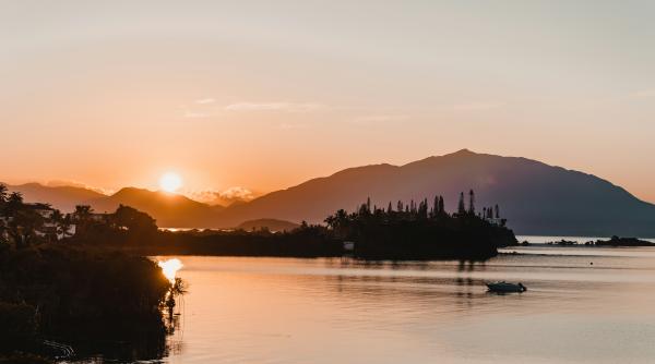 mae precizari despre romanii din noua caledonie o insurectie fara precedent a avut loc in arhipeleagul francez din pacific