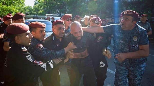 armenii cer demisia premierului dupa ce satele de frontiera au fost cedate azerbaidjanului