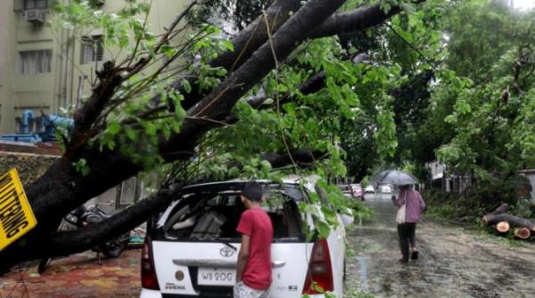 asia de sud lovita de ciclonul remal peste un milion de persoane au fost evacuate foto video