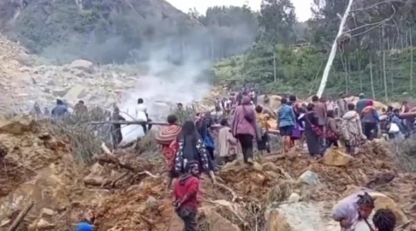 papua noua guinee peste 2 000 de persoane ingropate de vii intr o alunecare de teren supravietuitorii isi cauta rudele printre tonele de pamant si moloz