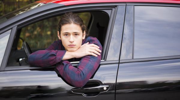 romanii vor putea obtine permisul de conducere de la 17 ani cu o conditie