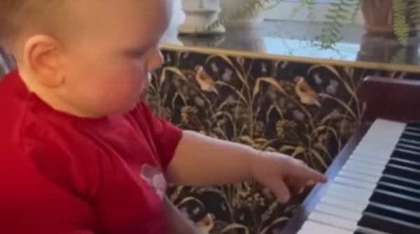 viral bebelus fenomen reincarnarea lui mozart inca mai poarta scutece dar compune pe loc piese la pian video