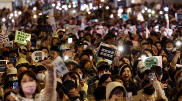 opozitia din taiwan proiect controversat pro china proteste masive si bataie cu saci de gunoi intre parlamentari