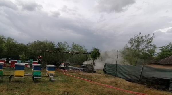 zeci de stupi din botosani in flacari de la un trasnet